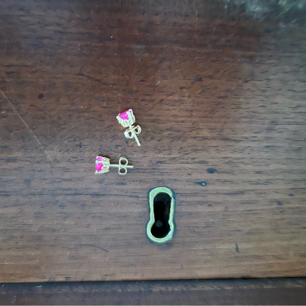 14kyg Ruby stud earrings, 5mm - Picture 7 of 11